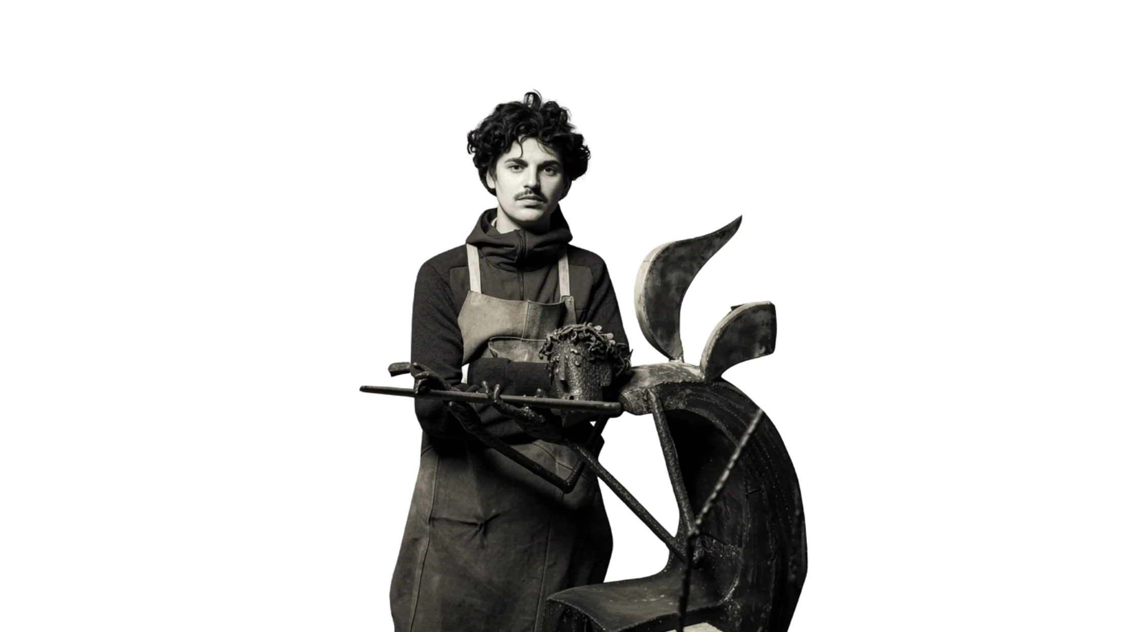 Emanuel Chiriac în atelier, alături de o sculptură în lucru